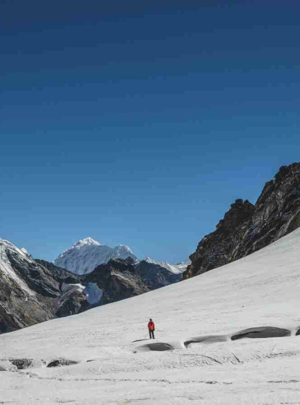 people trekking enroute to everest chola pass trek