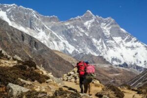 Trekkers carrying a bag and climbing to everest base camp